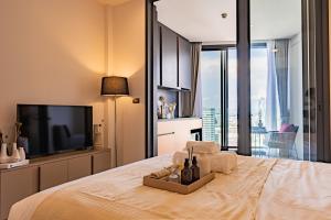 a bedroom with a large bed with a tv and a bed sidx sidx at Luxury Condo Edge Central Pattaya in Pattaya Central