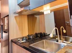 Kuchyň nebo kuchyňský kout v ubytování Comfy Studio at Vida View Makassar Apartment By Travelio