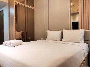 Postel nebo postele na pokoji v ubytování Comfy Studio at Vida View Makassar Apartment By Travelio