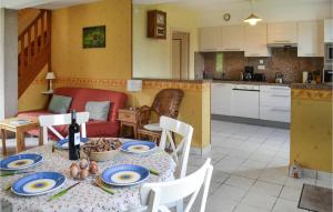 Dapur atau dapur kecil di Stunning Home In Bugeat With Kitchen