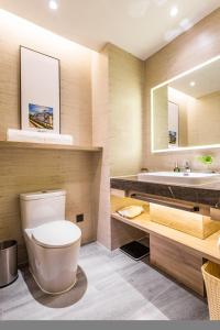Atour Hotel Suzhou Jinji Lake Expo Center في سوتشو: حمام مع مرحاض ومغسلة