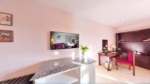 TV a/nebo společenská místnost v ubytování Ngoc Phat Dalat Hotel