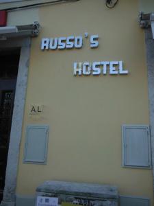 um edifício com um sinal na lateral em Russo's Hostel em Setúbal