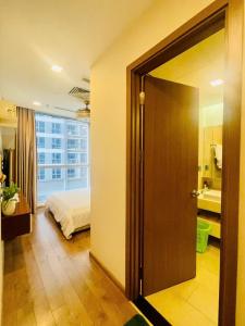 - une porte ouverte menant à une chambre avec un lit et une fenêtre dans l'établissement Hana homestay- 1 Phòng ngủ trong căn hộ chủ nhà đang ở tại Park 4-Vinhome Central Park Tân cảng Bình Thạnh HCM- sát landmark 81, à Hô-Chi-Minh-Ville 7 autres photos