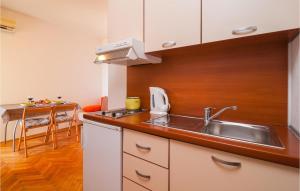 Kuchyňa alebo kuchynka v ubytovaní Apartment Podstrana 3