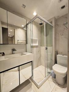 ジョアンペソアにあるApto com Vista Mar no Holanda's Primeのバスルーム(ガラス張りのシャワー、トイレ付)