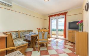 TV a/nebo společenská místnost v ubytování 3 Bedroom Beautiful Apartment In Labin