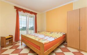 Postel nebo postele na pokoji v ubytování 3 Bedroom Beautiful Apartment In Labin