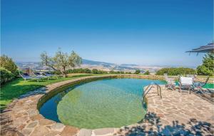 ein Pool mit zwei Stühlen um ihn herum in der Unterkunft Cozy Home In Sarteano -Si- With Kitchen in Castiglioncello del Trinoro + 21 Fotos