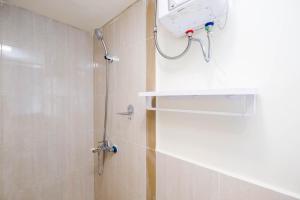 Ένα μπάνιο στο New Furnished and Comfy 2BR at Meikarta Apartment By Travelio +8 φωτογραφίες