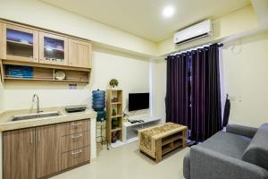 Μια τηλεόραση ή/και κέντρο ψυχαγωγίας στο New Furnished and Comfy 2BR at Meikarta Apartment By Travelio