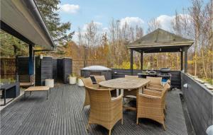 un patio con tavolo, sedie e griglia di Cozy Home In Ålbæk With Kitchen ad Ålbæk Altre 17 foto