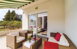 Posezení v ubytování Two-Bedroom Holiday Home In Opuzen