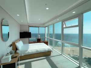 Postel nebo postele na pokoji v ubytování Hotel Haeundae Elysia