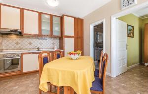 Nhà bếp/bếp nhỏ tại 2 Bedroom Awesome Apartment In Banjol