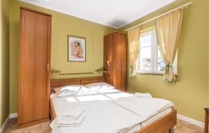 Giường trong phòng chung tại 2 Bedroom Awesome Apartment In Banjol