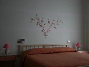 ein Schlafzimmer mit einem Bett mit einem Herz an der Wand in der Unterkunft Pensione Lidia in San Salvo