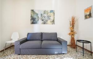 eine blaue Couch im Wohnzimmer in der Unterkunft Stunning Home In Ponte Buggianese in Ponte Buggianese