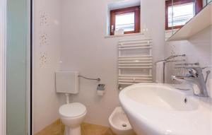 Ein Badezimmer in der Unterkunft Gorgeous Home In Jadranovo With Kitchen