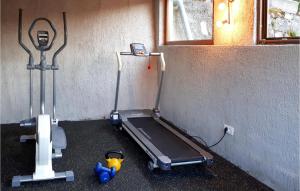 Centrum fitness w obiekcie Beautiful Home In Lovran With Wifi