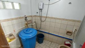 a bathroom with a blue trash can and a sink at Kochimoto Guesthouse in Baguio +10 photos
