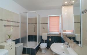 Koupelna v ubytování Three-Bedroom Holiday Home In Kastel Stari