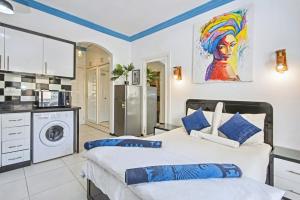 a bedroom with a large bed and a kitchen at Rare New Marina Hotspot With Fast Free WIFI, Balcony & Pool - Western Standards - Sheraton Plaza 414 in Hurghada