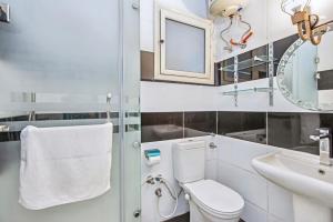 a bathroom with a toilet and a sink and a mirror at Rare New Marina Hotspot With Fast Free WIFI, Balcony & Pool - Western Standards - Sheraton Plaza 414 in Hurghada