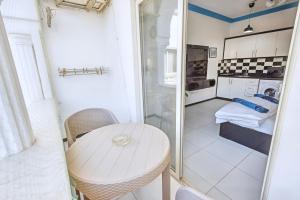 a small room with a table and a kitchen at Rare New Marina Hotspot With Fast Free WIFI, Balcony & Pool - Western Standards - Sheraton Plaza 414 in Hurghada