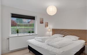 ein weißes Schlafzimmer mit einem großen Bett und einem Fenster in der Unterkunft Cozy Home In Asaa With Kitchen in Aså + 14 Fotos