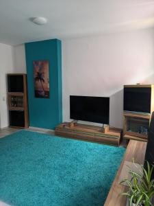 Μια τηλεόραση ή/και κέντρο ψυχαγωγίας στο Stylisches 2 Zimmer Apartment zum Abschalten