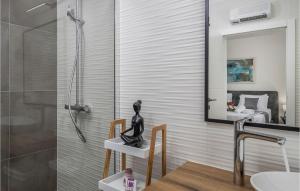 ウグリャンにあるVilla Golden Oliveのシャワー、洗面台、鏡を備えたバスルーム