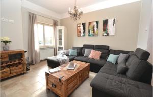 ein Wohnzimmer mit einer Couch und einem Couchtisch in der Unterkunft Gorgeous Home In Sezana With Sauna in Sežana