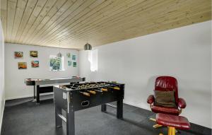 Herní místnost v ubytování Amazing Home In Vestervig With Sauna