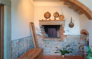 ein Wohnzimmer mit einem Steinkamin mit Töpfen und Pfannen in der Unterkunft Stunning Apartment In Rignano Sull'arno in Rignano sullʼArno