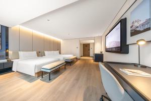 Rúm í herbergi á Atour Hotel Beijing Zhongguancun Xisanqi Digital Culture Industrial Park