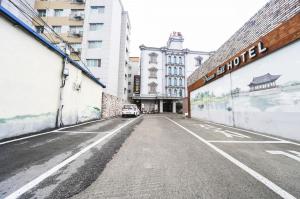 an empty street in a city with a building at Dreamhill motel in Gyeongju