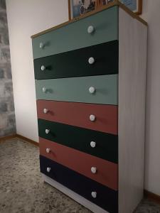 eine Kommode mit fünf Schubladen in einem Zimmer in der Unterkunft Attico Stadio in Pescara