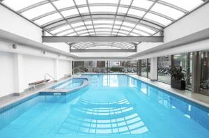 Bazén v ubytování Horizon on Russell - with indoor pool and gym nebo v jeho okolí