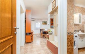 Kuchyňa alebo kuchynka v ubytovaní Lovely Apartment In Fazana With Kitchen