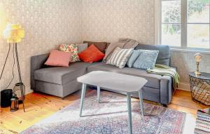 Ruang duduk di Awesome Home In Boxholm With Wifi