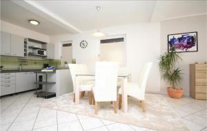 Køkken eller tekøkken på Apartment Vodice 19