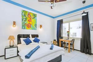a bedroom with a king sized bed and a desk at Rare New Marina Hotspot With Pool & Fast Free WIFI - Western Standards - Sheraton Plaza 415 in Hurghada