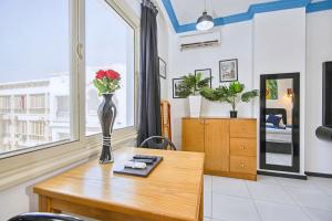 a vase of flowers on a table in a room at Rare New Marina Hotspot With Pool & Fast Free WIFI - Western Standards - Sheraton Plaza 415 in Hurghada