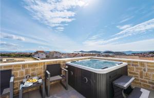 una vasca idromassaggio sul balcone di un edificio di Beach Front Home In Tribunj a Tribunj (Trebocconi)