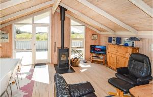 ヒアツハルスにあるHoliday Home Klitrenden Hirtshals Viの部屋に薪ストーブがあるリビングルーム