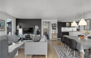 ロッケンにあるHoliday Home Lyngbygårdsvejのソファとテーブルのあるリビングルーム
