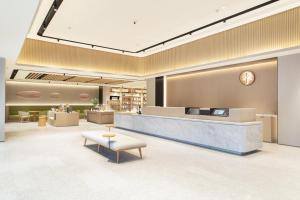 a lobby with a counter and a waiting room at JI Hotel Wuhan Baishazhou Hongshan Vanke Plaza Branch in Wuhan +45 photos