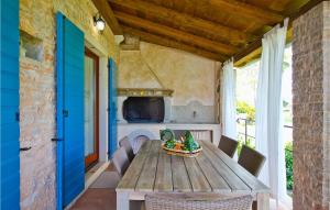 een keuken met een houten tafel en een fornuis bij Villa Valica in Veli Ježenj