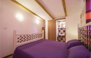 Posteľ alebo postele v izbe v ubytovaní 2 Bedroom Amazing Home In Vodnjan